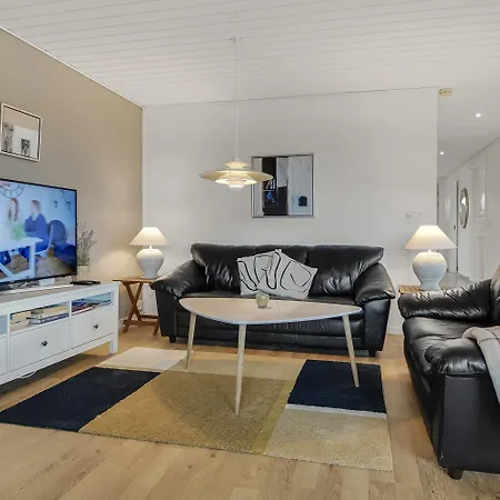 Laekkert Hus Taet Pa Havet Sj314 بيت للعطل *