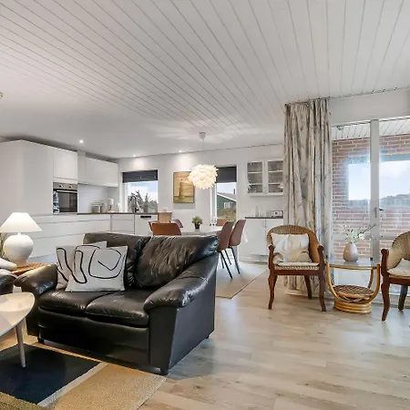 Laekkert Hus Taet Pa Havet Sj314